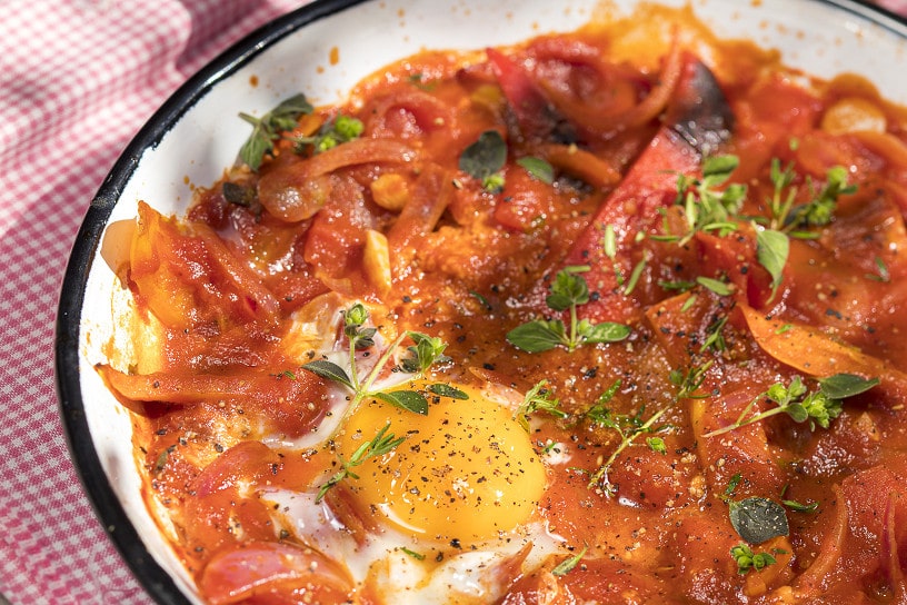 Zomerse shakshuka in een pan